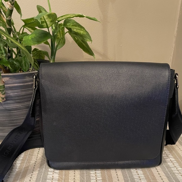 Louis Vuitton EPI leather Flap Messenger Bag - Picture 1 of 8